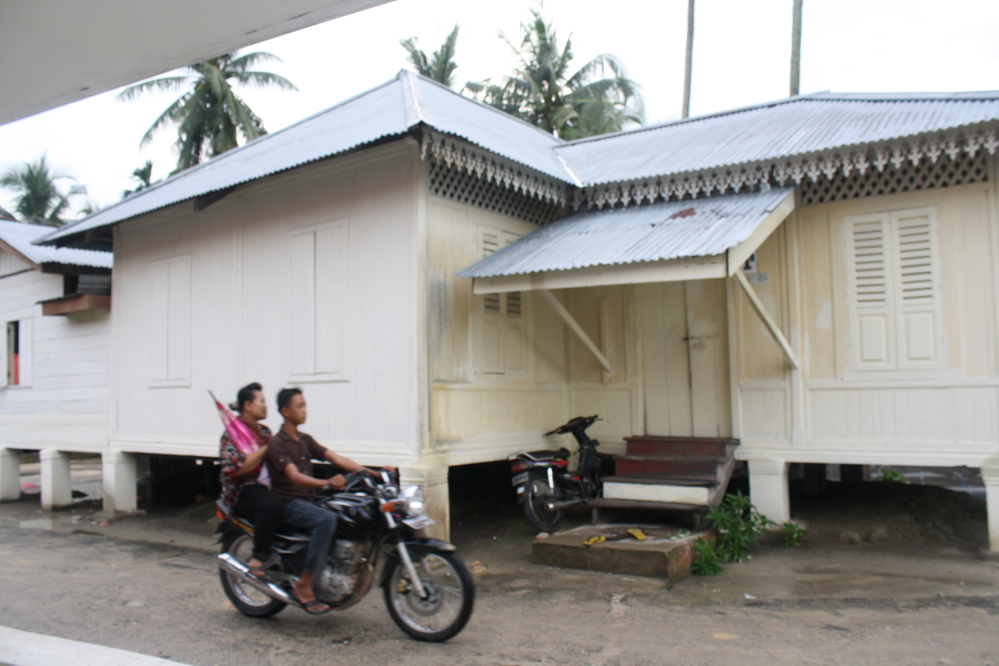 Rumah Ukir Rantau Bais Lovina Soenmi